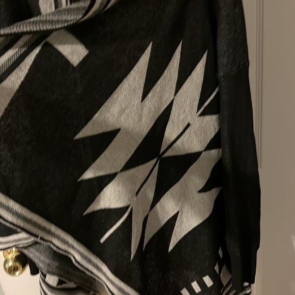 Women’s open front Aztec print asymmetrical cardigan - Picture 3 of 5